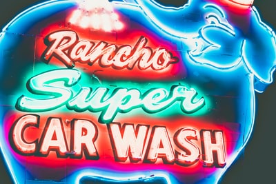 红色和绿色rancho超级洗车霓虹灯标牌